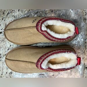 UGG Tasman II Slippers Sand and Dark Cherry Accent